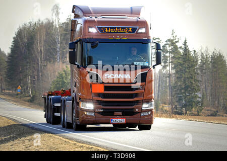 Salo, Finlande - le 5 avril 2019 : Bronze prochaine génération de camion Scania R580 AH Trans Oy pour le transport de conteneurs chimiques sur route, feux de route brièvement Banque D'Images