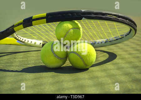 Raquette et balles de tennis sur le gazon. Close-up. Banque D'Images