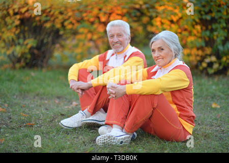 Portrait of happy senior couple doing exercises Banque D'Images