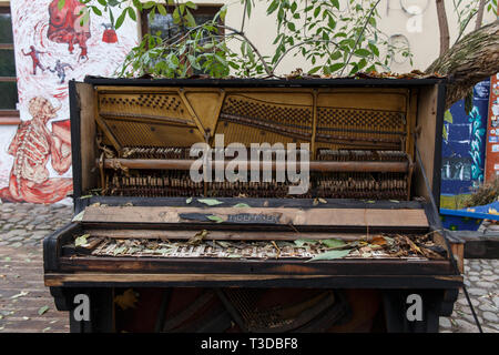 L'intérieur d'un vieux piano ruiné standing outdoors Banque D'Images