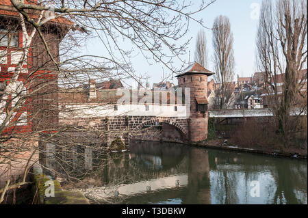 Le célèbre vin ancien Depot (Weinstadel) et château d'eau (Wasserturm) sur la rivière Pegnitz vu de Maxbrücke - Nuremberg Allemagne Banque D'Images