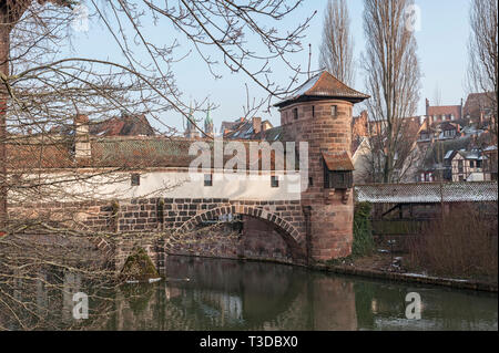 Le célèbre vin ancien Depot (Weinstadel) et château d'eau (Wasserturm) sur la rivière Pegnitz vu de Maxbrücke - Nuremberg Allemagne Banque D'Images