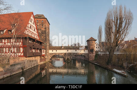 Le célèbre vin ancien Depot (Weinstadel) et château d'eau (Wasserturm) sur la rivière Pegnitz vu de Maxbrücke - Nuremberg Allemagne Banque D'Images