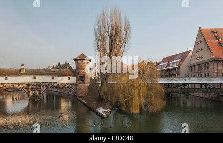 Le célèbre vin ancien Depot (Weinstadel) et château d'eau (Wasserturm) sur la rivière Pegnitz vu de Maxbrücke - Nuremberg Allemagne Banque D'Images