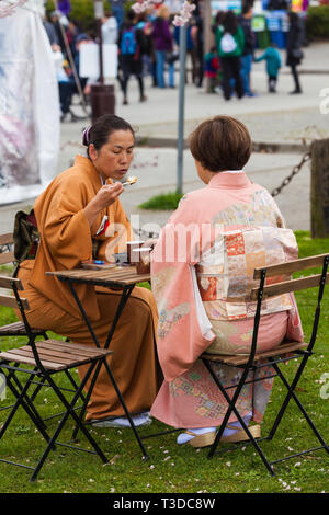 Participant à l'Richmong Cherry Blossom Festival habillés en kimono traditionnel Banque D'Images