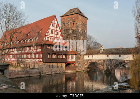 Le célèbre vin ancien Depot (Weinstadel) et château d'eau (Wasserturm) sur la rivière Pegnitz vu de Maxbrücke - Nuremberg Allemagne Banque D'Images