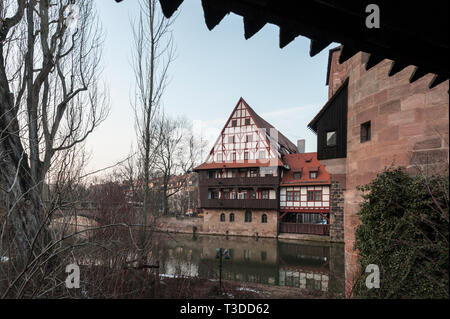 Le célèbre vin ancien Depot (Weinstadel) et château d'eau (Wasserturm) sur la rivière Pegnitz vu de Maxbrücke - Nuremberg Allemagne Banque D'Images