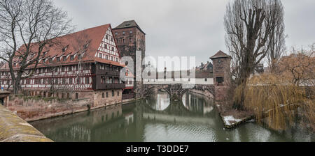 Le célèbre vin ancien Depot (Weinstadel) et château d'eau (Wasserturm) sur la rivière Pegnitz vu de Maxbrücke - Nuremberg Allemagne Banque D'Images