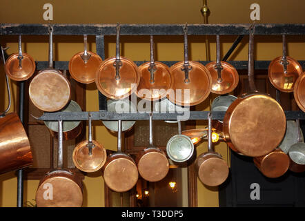 Les casseroles de cuivre dans la cuisine de Biltmore House, Asheville, Caroline du Nord, États-Unis, 2017. Banque D'Images