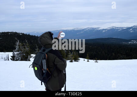 Hôtels de montagne avec Crystal Ball regarde autour de lui dans les montagnes. Banque D'Images