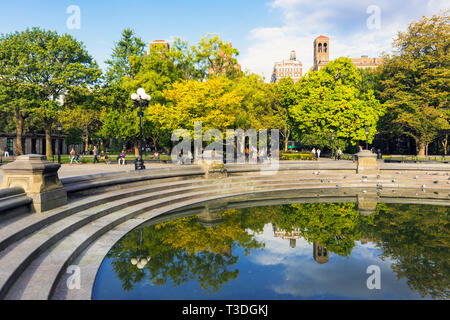 La fontaine centrale étang dans Washington Square Park, New York City, New York State, USA. Banque D'Images
