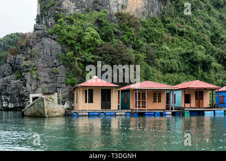 Village flottant dans la baie d'Halong, Vietnam Banque D'Images