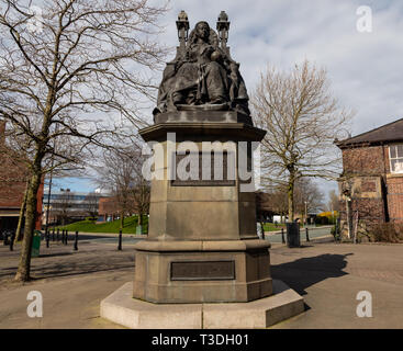 Statue de la Reine Victoria sur un trône St Helens Merseyside England Mars 2019 Banque D'Images