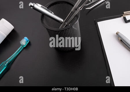 Dentiste noir table avec des outils. Vue élevée. Composition horizontale. Banque D'Images