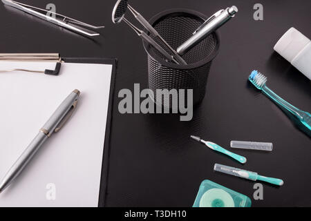 Dentiste noir table avec des outils. Top View. Composition horizontale. Banque D'Images