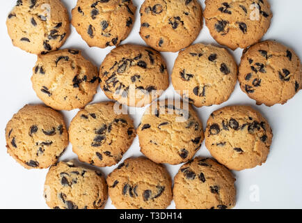 Définir des cookies avec des morceaux de chocolat Banque D'Images