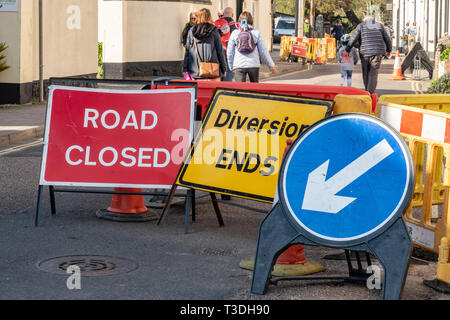 Les personnes qui s'y passé une fermeture de route. Route fermée, détournement, se termine, garder la gauche panneaux et enseignes, Sidmouth, Devon, UK Banque D'Images