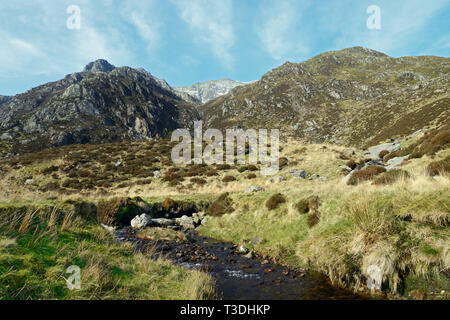 Y Garn est une montagne dans la gamme Glyders Glyderau (L) dans le parc national de Snowdonia, le Pays de Galles. Banque D'Images