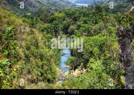 La vue sur la rivière et de la chute d'El- Nicho et arbres et montagnes à Cuba dans la jungle du parc national. Il est situé dans la péninsule de Zapata, Matanzas pr Banque D'Images