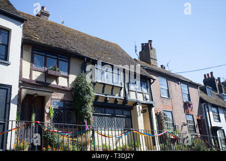 Les maisons sont décorées avec des rubans colorés au cours de Jack sur le Livre vert, célébrations de vacances week-end de la Banque peut, vieille ville de Hastings , Sussex, UK Banque D'Images