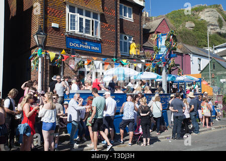 En dehors de l'alcool carnavaliers Dolphin Inn pub lors d'une journée ensoleillée au cours de Jack sur le Livre vert peut jour vacances de banque, Hastings, East Sussex, UK Banque D'Images