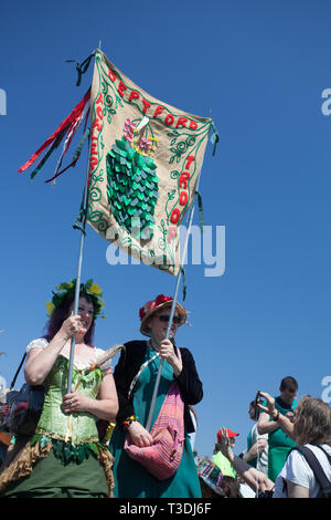 Deux femmes en robe de porter la bannière de troupes Femmes Deptford, Jack dans le cortège vert, West Hill, Hastings, Royaume-Uni Banque D'Images