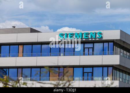 NÜRNBERG / ALLEMAGNE - 7 avril, 2019 : Siemens Logo sur un immeuble de bureaux à Nürnberg. Siemens est une société d'ingénierie allemande. Banque D'Images