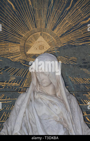 Sculpture femme en face du cercueil, dans l'arrière-plan l'oeil de Dieu, l'ancien tombeau Carl Hofmann, conçu par Bruno Schmitz, statue de Nikolaus Geiger, modifier Banque D'Images