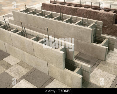 Les blocs de béton cellulaire pour la construction de bâtiment de maison, creux à l'intérieur pour remplir de ciment blindé Banque D'Images