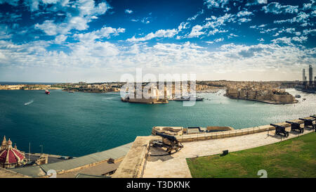 La Valette, Malte : vue sur la batterie Salut, Grand Port et trois villes de Birgu, Senglea et Cospicua de Upper Barrakka Gardens Banque D'Images