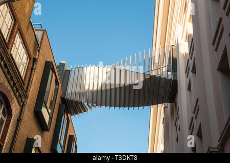 Petite passerelle l'ajout de bâtiments centre de Londres Banque D'Images