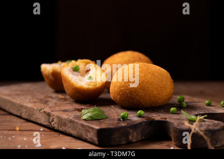 Arancini di riso, boules de riz, risotto frit sicilienne italien close up Banque D'Images