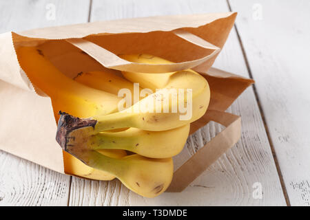 Plastique alternative saine libre panier-repas à l'aide alimentaire véritable authentique cuisine maison emballés dans du papier ciré marron sacs réutilisables Banque D'Images