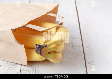 Plastique alternative saine libre panier-repas à l'aide alimentaire véritable authentique cuisine maison emballés dans du papier ciré marron sacs réutilisables Banque D'Images