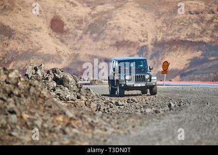 Jeep Wrangler sur terrain islandais Banque D'Images