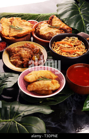 Un assortiment de plats chinois. Riz frit, nouilles chinoises, le canard de Pékin, dim sum, rouleaux de printemps. La cuisine chinoise célèbre plats sur table. Restaurant chinois Banque D'Images
