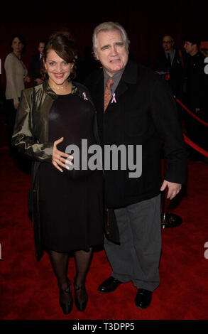 LOS ANGELES, CA. 04 novembre 2001 : l'Acteur BRIAN COX & amie NICOLE ANSARI à la 53e édition de Primetime Emmy Awards à Century City, Californie. © Paul Smith/Featureflash Banque D'Images