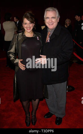 LOS ANGELES, CA. 04 novembre 2001 : l'Acteur BRIAN COX & amie NICOLE ANSARI à la 53e édition de Primetime Emmy Awards à Century City, Californie. © Paul Smith/Featureflash Banque D'Images