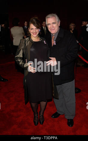 LOS ANGELES, CA. 04 novembre 2001 : l'Acteur BRIAN COX & amie NICOLE ANSARI à la 53e édition de Primetime Emmy Awards à Century City, Californie. © Paul Smith/Featureflash Banque D'Images