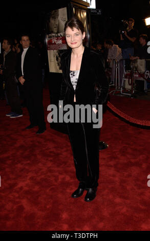 LOS ANGELES, CA. 19 novembre 2001 : l'actrice Catherine McCORMACK lors de la première mondiale, à Los Angeles, de son nouveau film Spy Game. © Paul Smith/Featureflash Banque D'Images