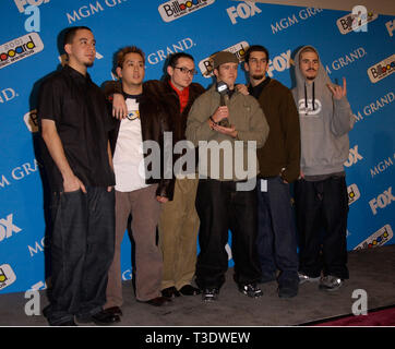 LAS VEGAS, NV. 04 décembre 2001 : groupe de Rock LINKIN PARK au Billboard Music Awards au MGM Grand, à Las Vegas. © Paul Smith/Featureflash Banque D'Images