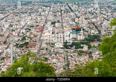 Images de la Salta Tram (Teleferico) téléphériques au-dessus de la ville, du haut de la colline de San Bernardo. Banque D'Images