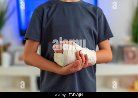 Petit garçon dans un plâtre.enfant avec un bras cassé. funny kid après une blessure Banque D'Images