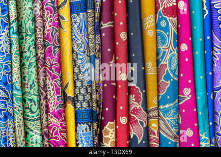 Assortiment de sarongs pour la vente au marché local, île de Bali, Ubud, Indonésie. Close up Banque D'Images