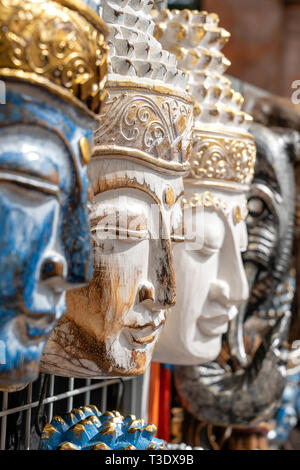 Masque en bois avec l'image du Bouddha sur l'affichage pour la vente sur la rue du marché à Ubud, Bali, Indonésie. L'artisanat et de souvenirs, près d'u Banque D'Images