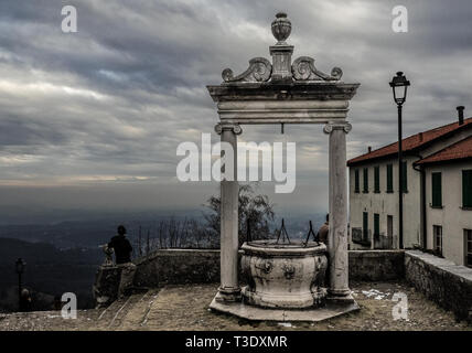 Un ancien puits sur le sommet de la montagne sacrée de Varese à partir de laquelle vous pourrez profiter d'un panorama incroyable. Italie Banque D'Images