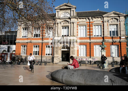 Les gens à l'extérieur de l'édifice de la bibliothèque libre de centrale Tate à Brixton dans le sud de Londres SW2 England UK KATHY DEWITT Banque D'Images