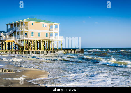 Les vagues déferlent le long d'une maison de plage du Dauphin Island, Alabama, le 11 janvier 2014. Banque D'Images