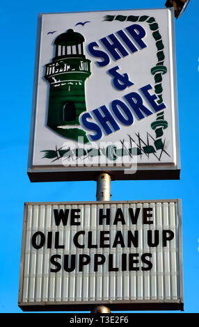 Un signe de la publicité pour la vente de fournitures de nettoyage d'huile à Ship & Shore à Dauphin Island, Alabama après le déversement de pétrole de BP. Banque D'Images