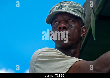 Le s.. Albert Chambers donne sur l'extrémité ouest de Dauphin Island, Alabama, lors d'efforts pour protéger l'île de la marée noire de BP. Banque D'Images